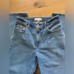 Abercrombie - Curve Love High Rise 90’s Relaxed Jean. Worn 1 time. Perfect cond!